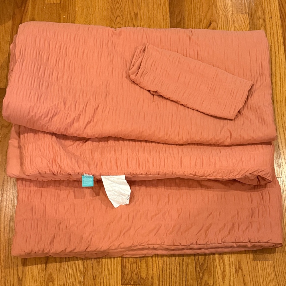 Pillowfort Coral Quilt Set